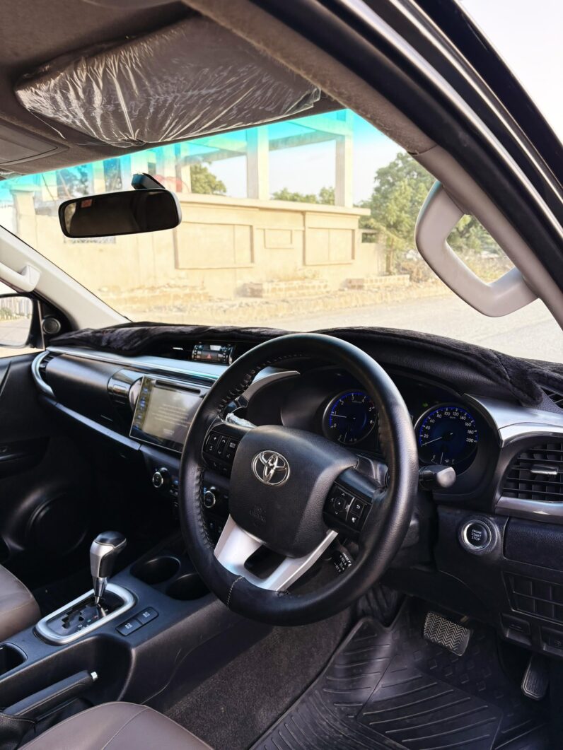 
								Used 2015 Toyota Hilux full									