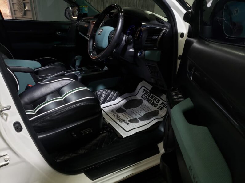 
								Used 2015 Toyota Hilux full									