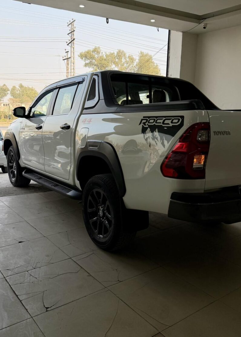 
								Used 2023 Toyota Hilux full									