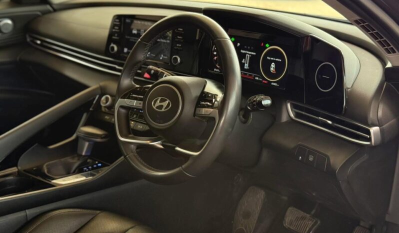 
								Used 2025 Hyundai Elantra full									