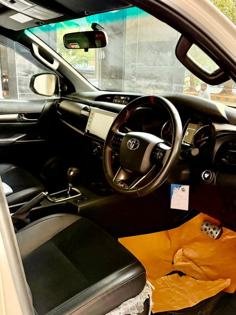 
								Used 2024 Toyota Hilux full									