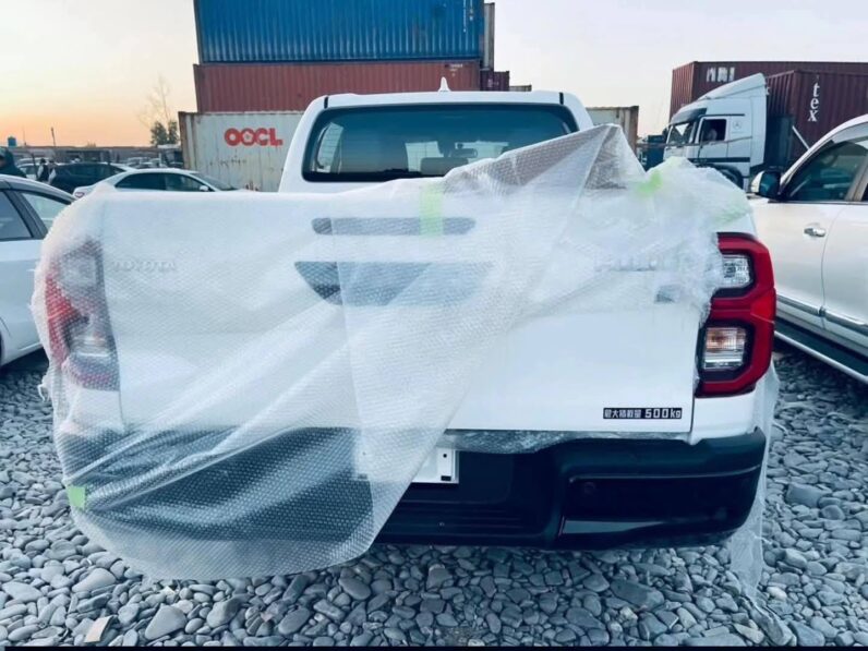
								New 2024 Toyota Hilux full									