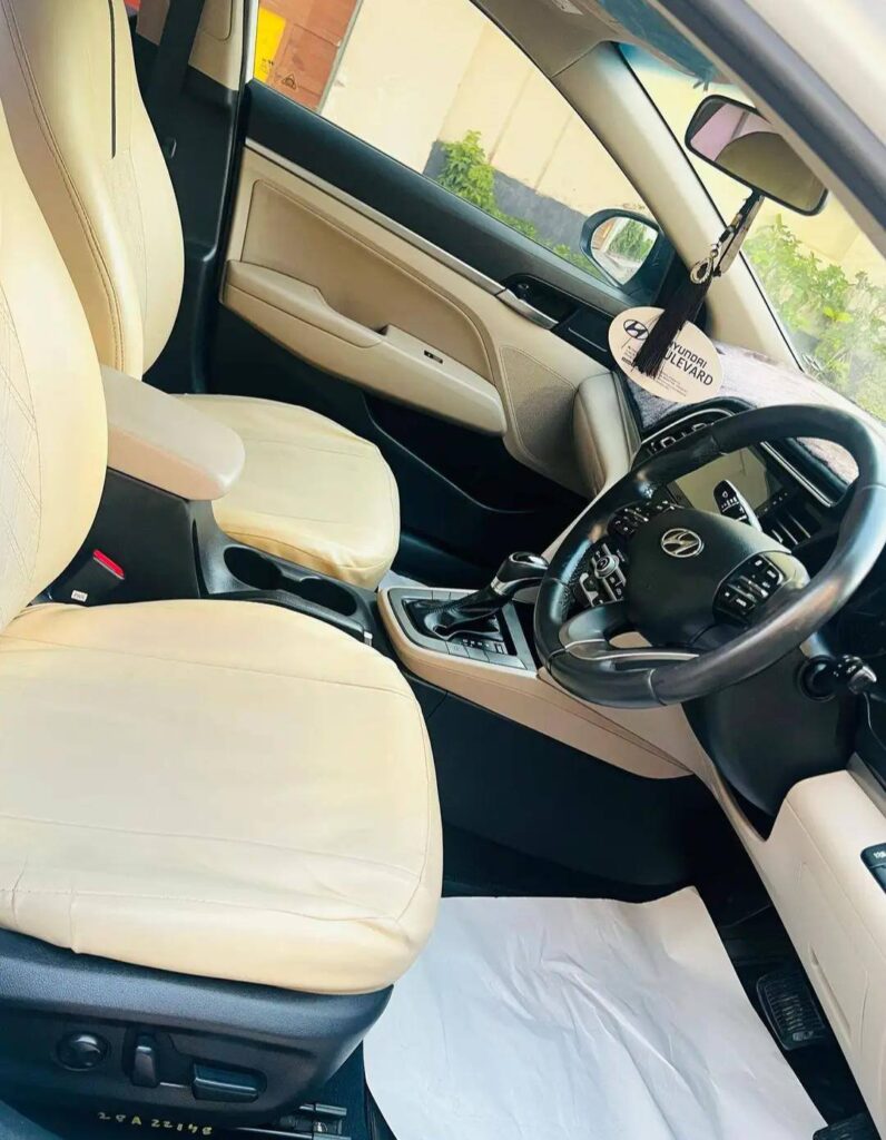 
								Used 2023 Hyundai Elantra full									