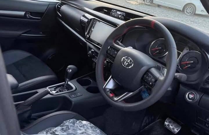
								Used 2025 Toyota Hilux full									