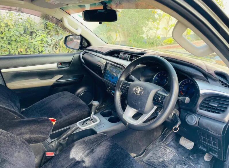 
								Used 2022 Toyota Hilux full									