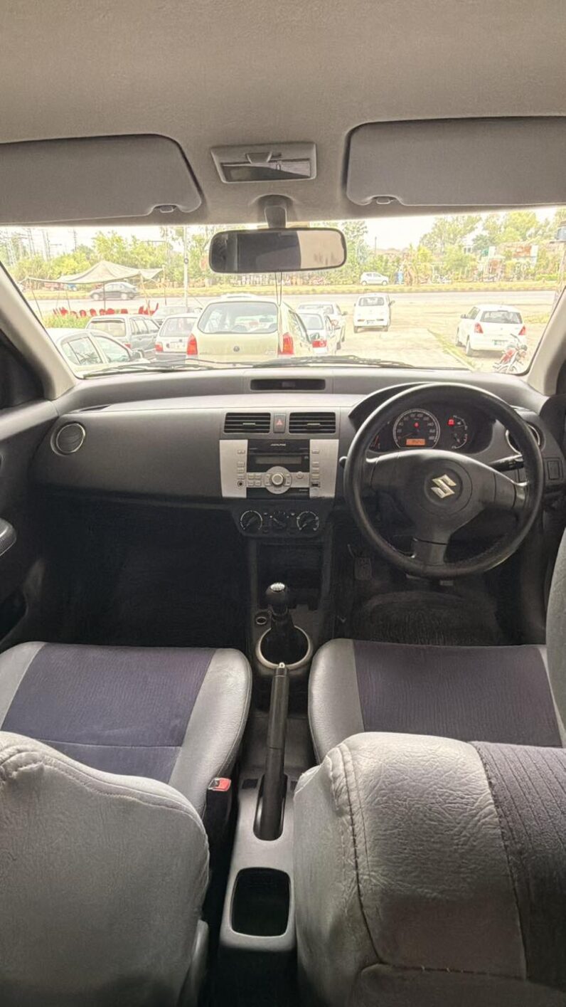 
								Used 2015 Suzuki Swift full									