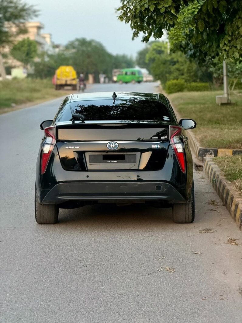 
								Used 2016 Toyota Prius full									