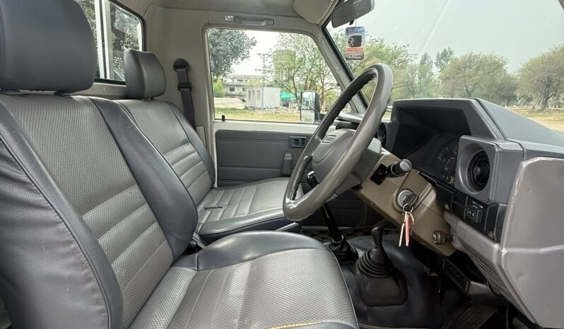 
								imported used 1987 Toyota Hilux full									