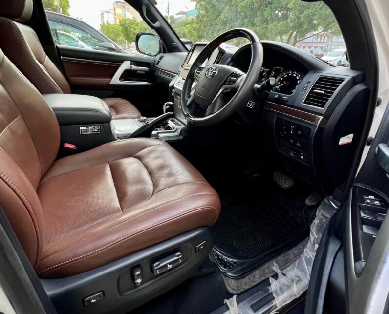 
								Used 2017 Toyota Land Cruiser full									