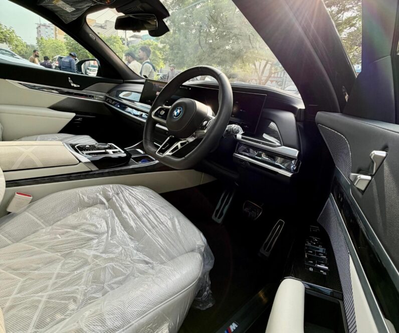 
								Used 2022 BMW i7 full									